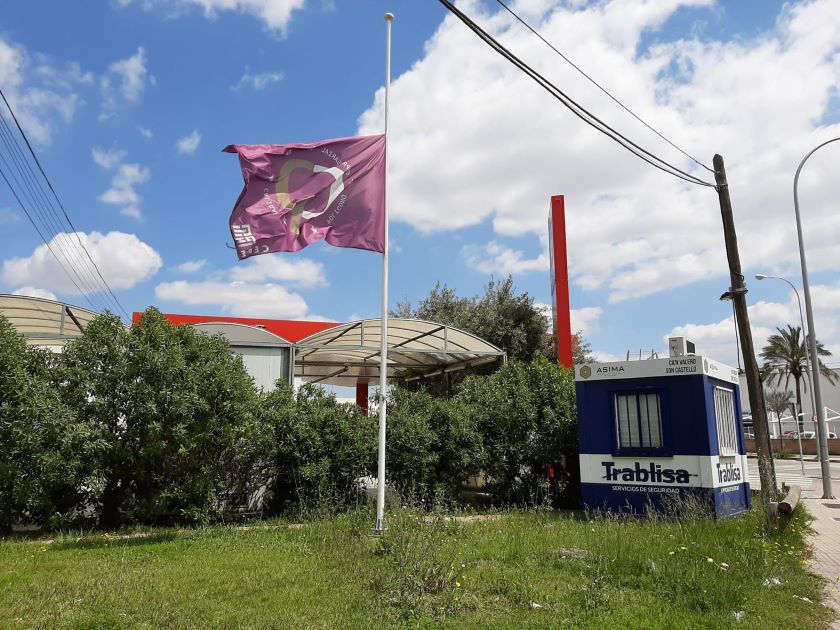 Els polígons industrials posen les banderes a mitja asta en memòria de les víctimes de la Covid-19